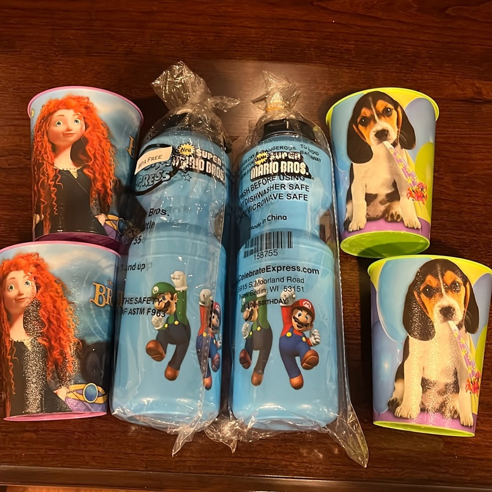 NWT 2 Mario Brothers Plastic Water Bottles, & 4 Disney Themed Plastic Cups.